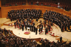 KölnChor steht mit Wolfgang Siegenbrink und Orchester auf der Bühne der Kölner Philharmonie