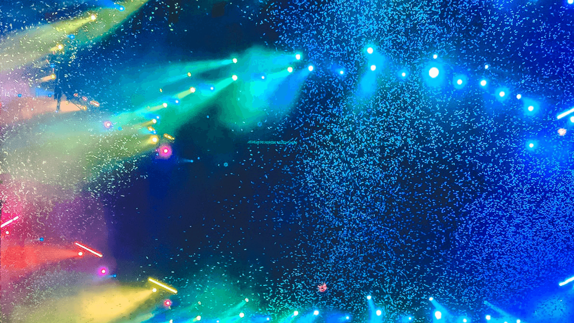Blaue Scheinwerfer und Konfetti über Bühne