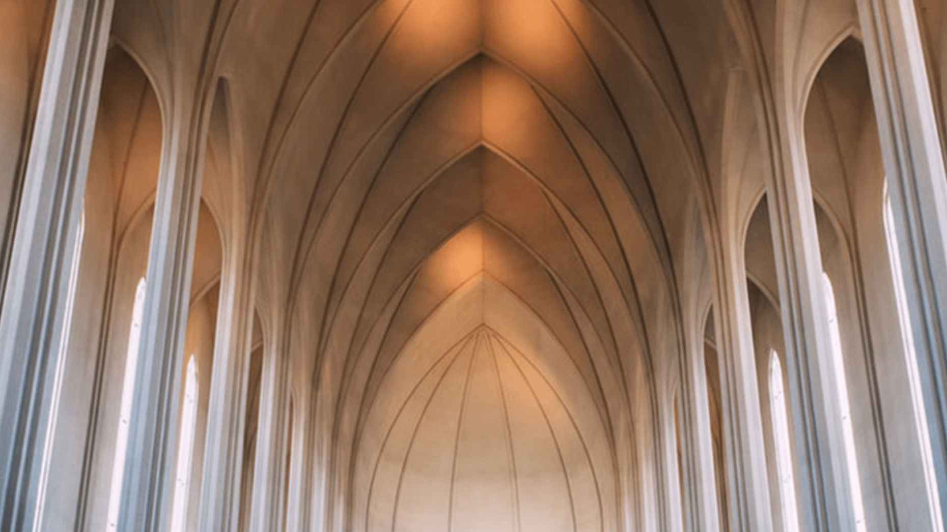 Angestrahltes Kirchengewölbe in heller, schlichter Kirche