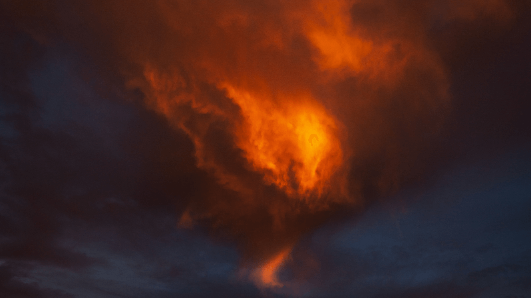 Orange strahlende Wolken vor stürmischem Himmel