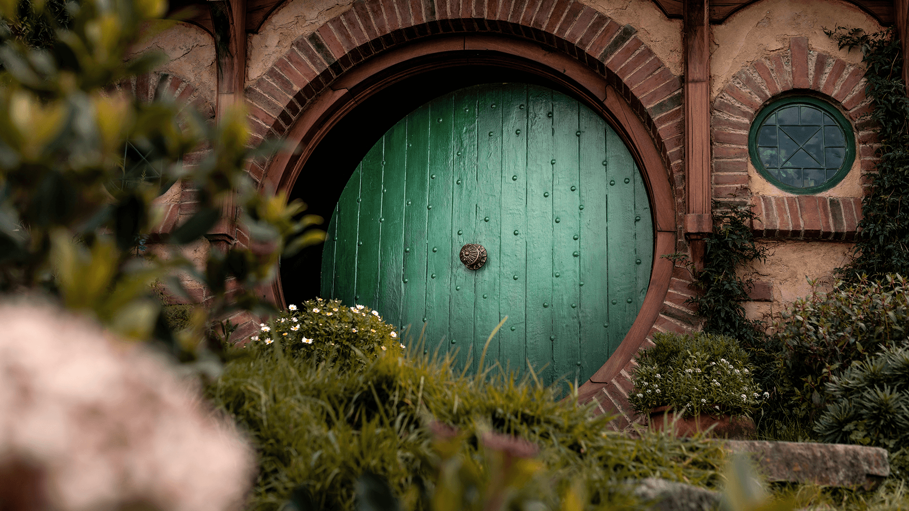 Grüne runde Tür eines Hobbit-Hauses