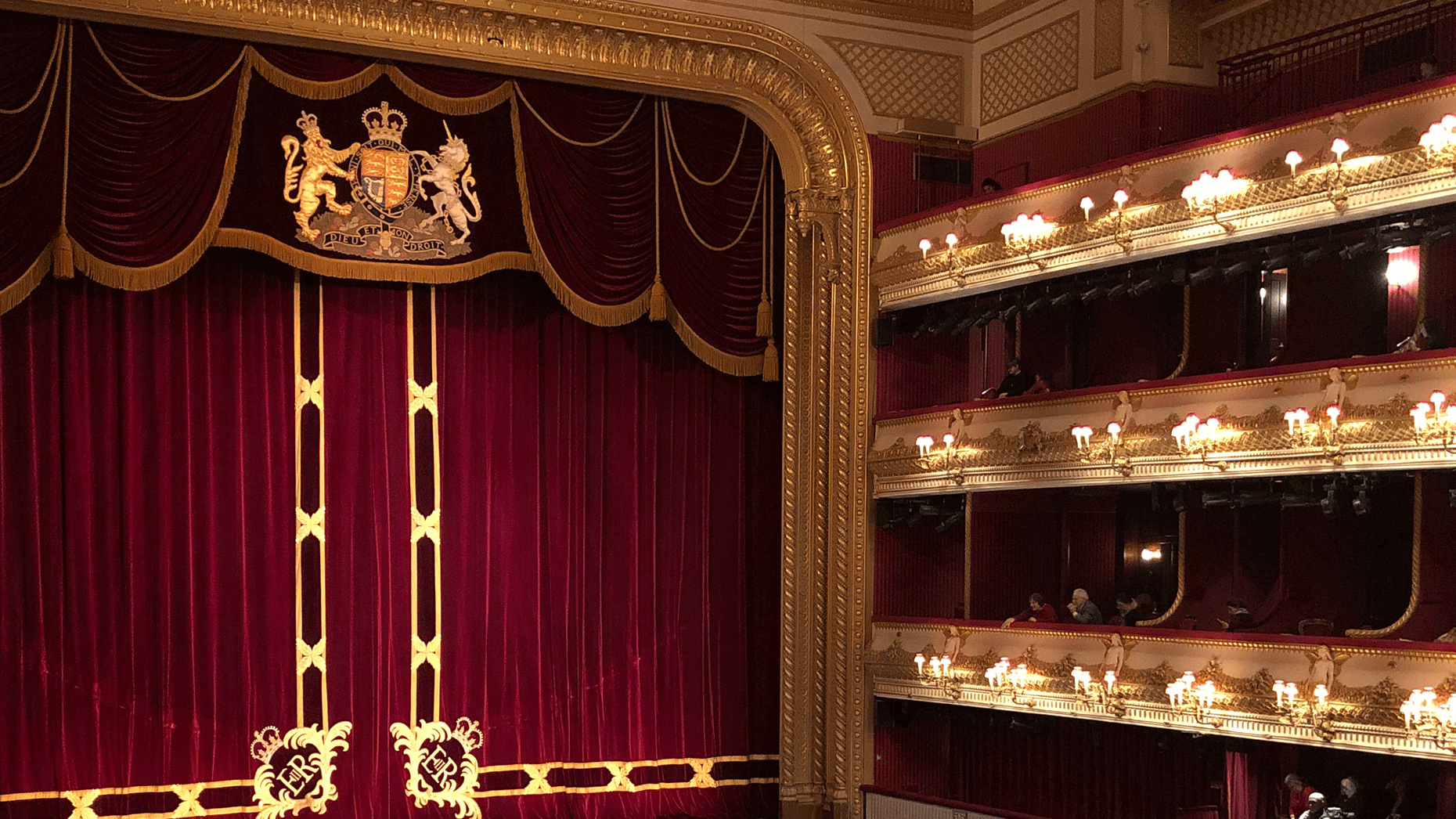 Rot-goldener Saal einer Oper