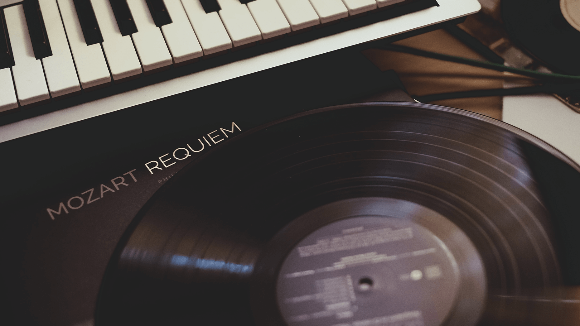 Schallplatte mit Titel “Mozart Requiem” vor Klaviertastatur