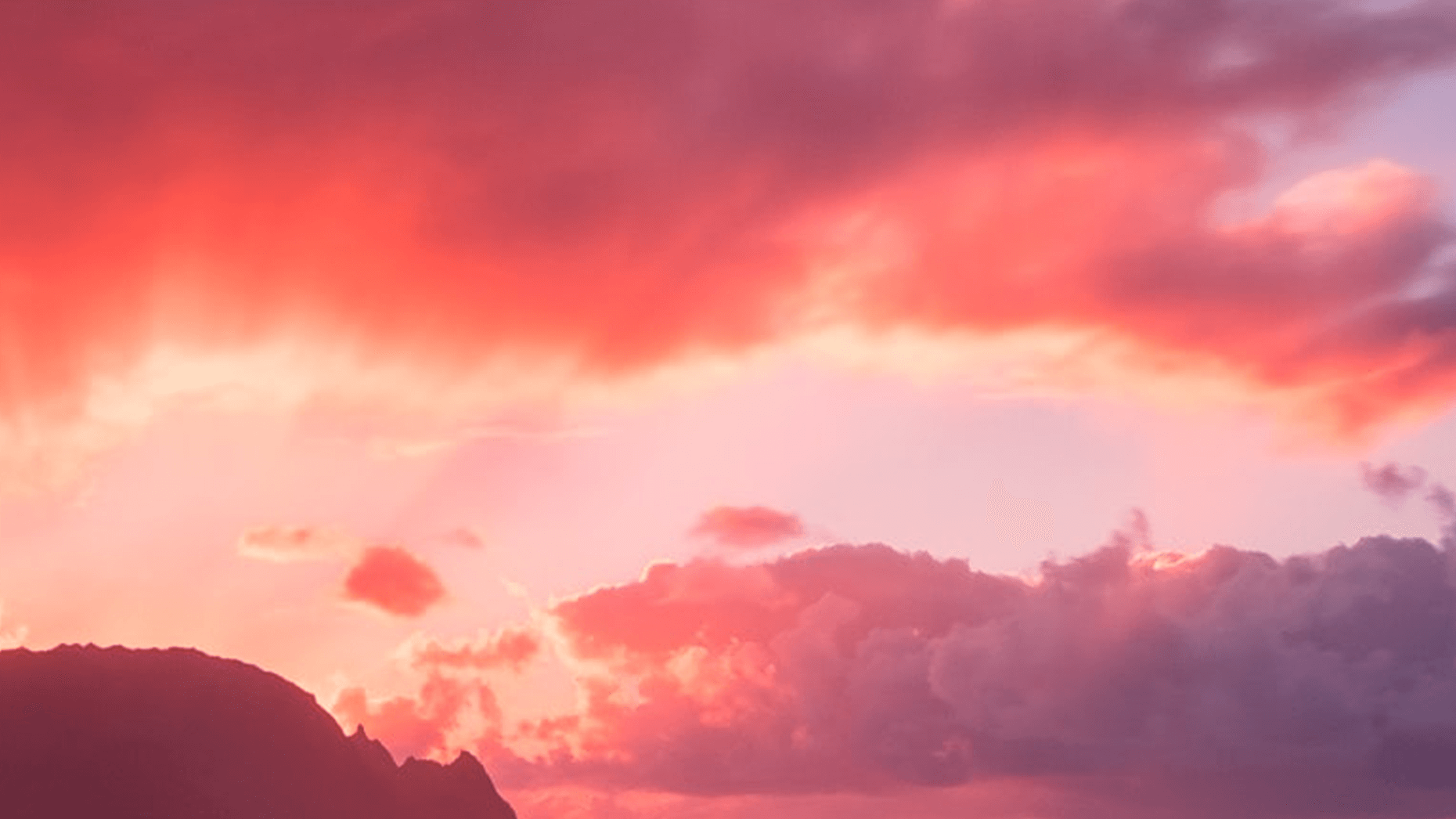 Himmel mit Wolken und Sonnenuntergang