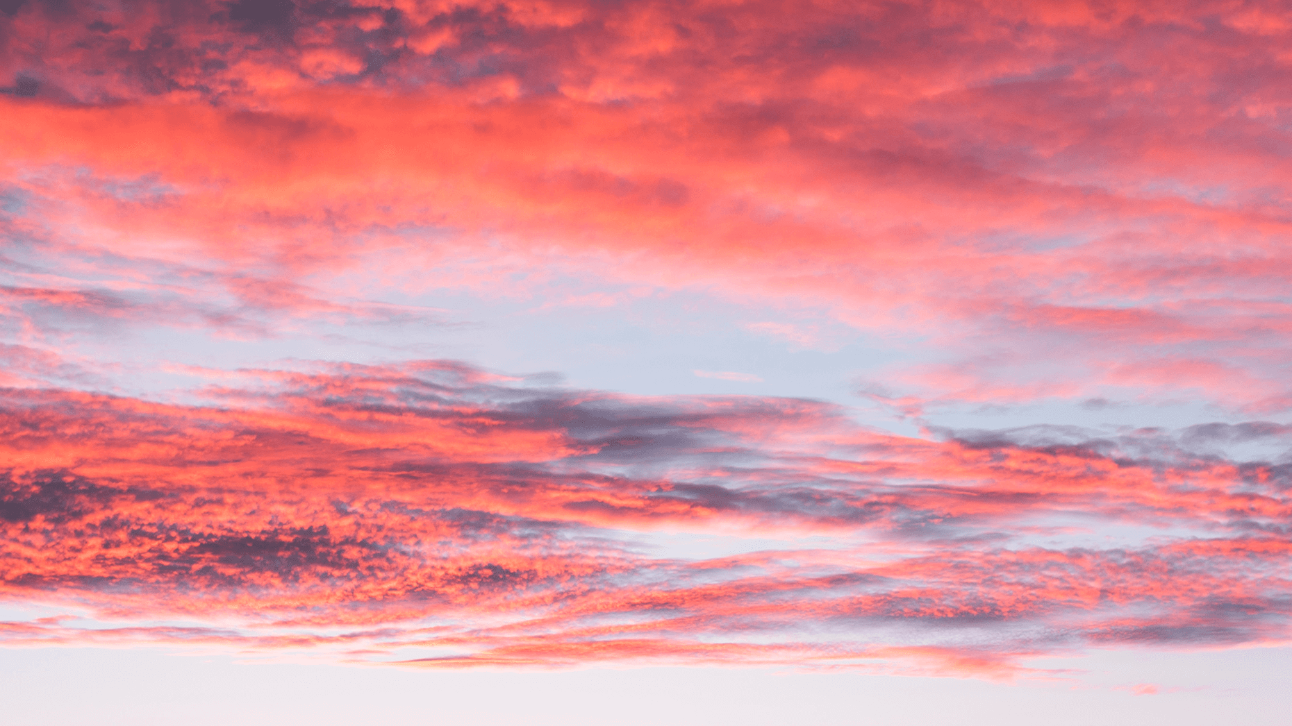 Sonnenuntergang mit rosa Wolken
