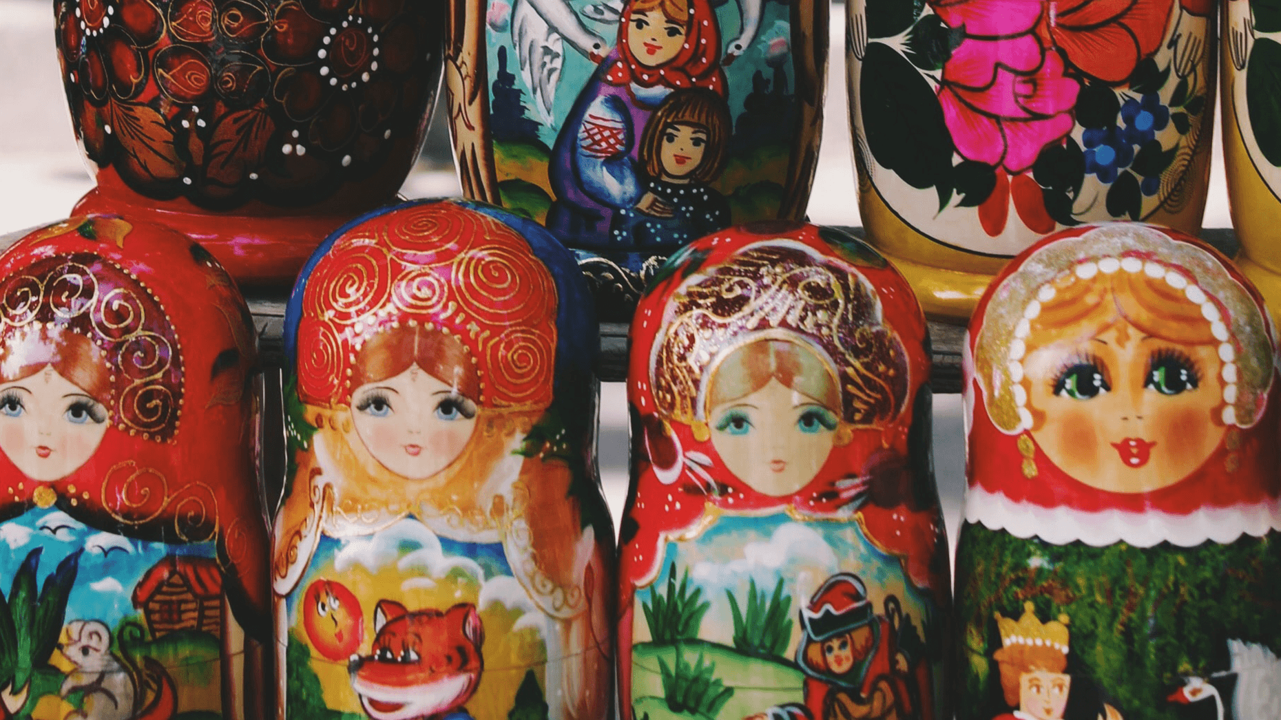 Bunte russische Holzpuppen in Reihen