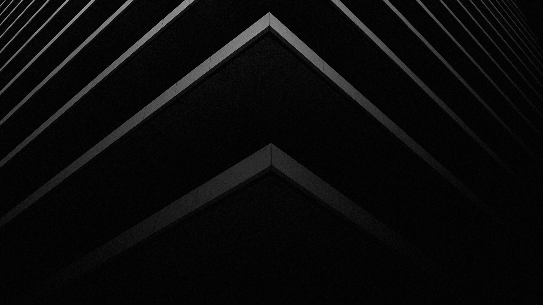 Abstrakte graue perspektivische Streifen vor schwarzem Hintergrund