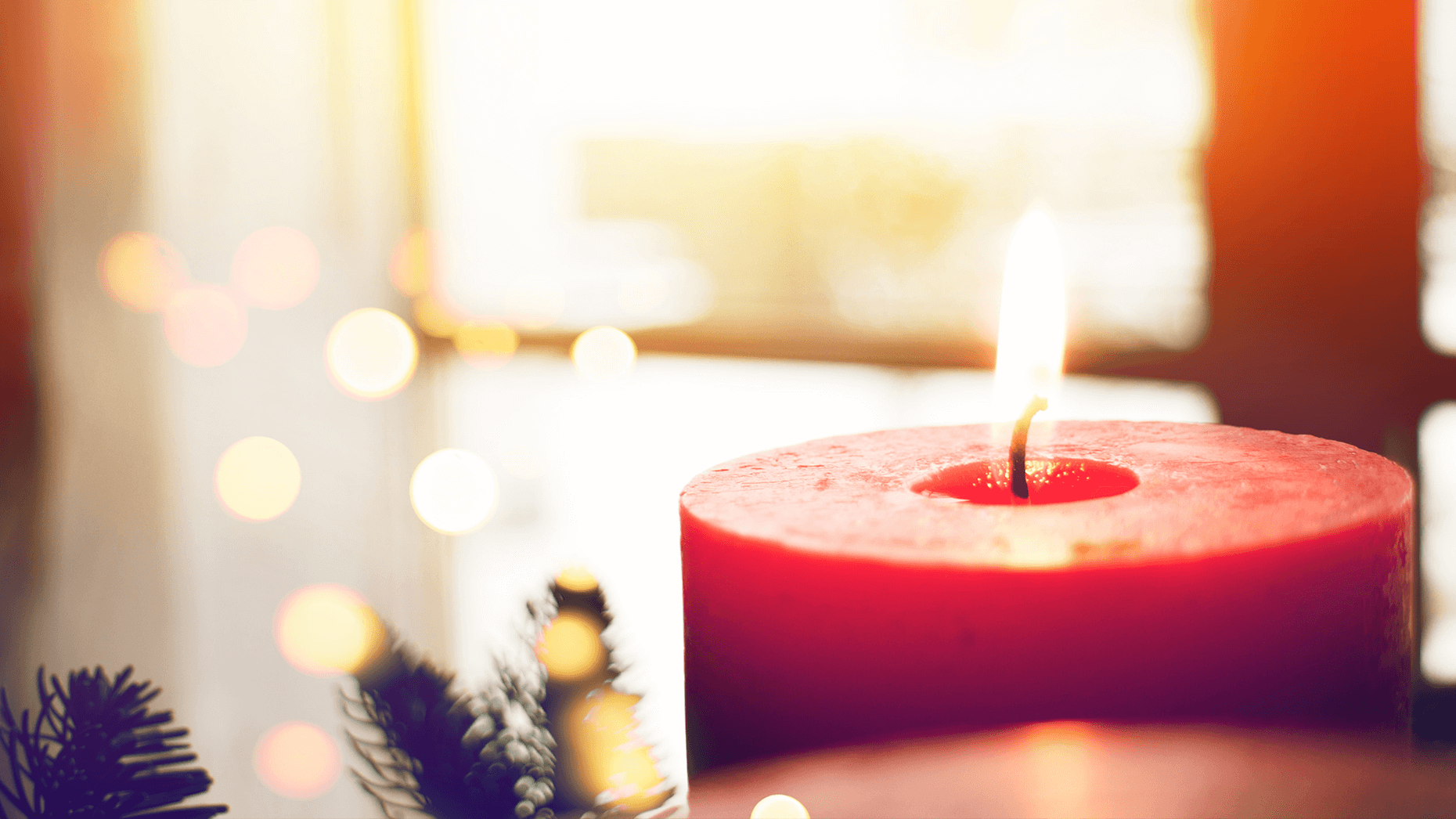 Rote brennende Adventskerze